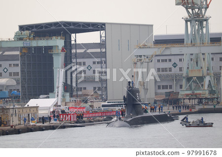 Maritime Self-Defense Force submarine "Taigei" and a boat at anchor 97991678