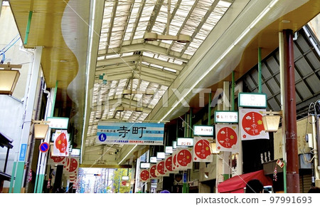 從京都市中京區寺町專賣店寺町三條一側看到的商店街 97991693