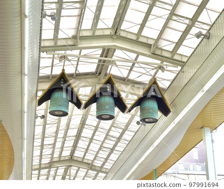 京都市中京區寺町專賣店協會拱廊的寺廟鐘形照明罩 97991694