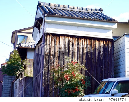京都市上京區北野天滿宮東門前倉庫旁1000顆鮮紅色漿果 97991774