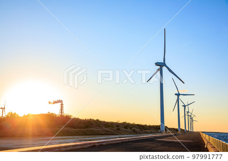福岡縣北九州市響木灘北綠地公園的冬季風車和日落 福岡縣北九州市響木灘北綠地公園的冬季風車和日落 97991777