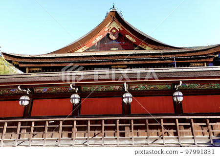 北野天滿宮的正殿被色彩鮮豔的雕刻和朱漆牆壁所環繞，京都市上京區 97991831