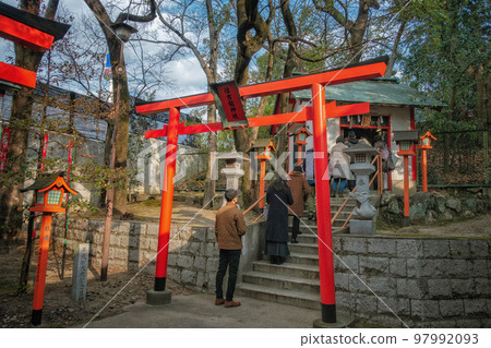 大阪府豐中市服部住吉神社住吉龍神社和參拜者的風景一字排開 大阪府豐中市服部住吉神社住吉龍神社和參拜者的風景一字排開 97992093