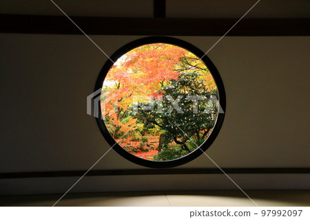 曹洞宗「悟道之窗」源光庵的秋葉 97992097