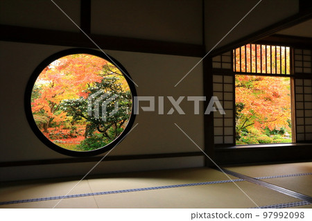 曹洞宗源光庵的紅葉“悟之窗”和“真宵窗” 97992098