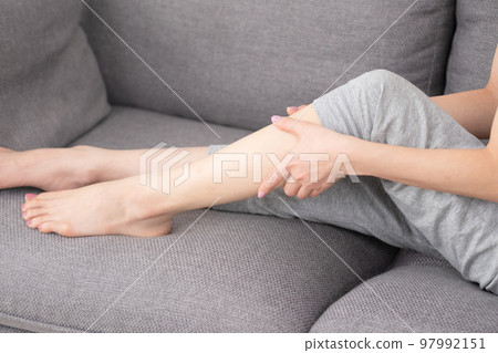 年輕女子自我按摩她的小腿 美容形象 97992151