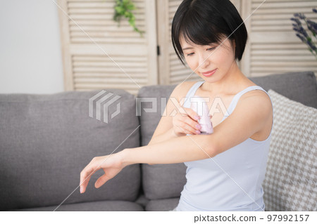 自理頭髮的年輕女子去除了她的手臂美容形象 自理頭髮的年輕女子去除了她的手臂美容形象 97992157