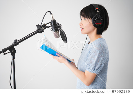 年輕女子做配音旁白形象 年輕女子做配音旁白形象 97992189