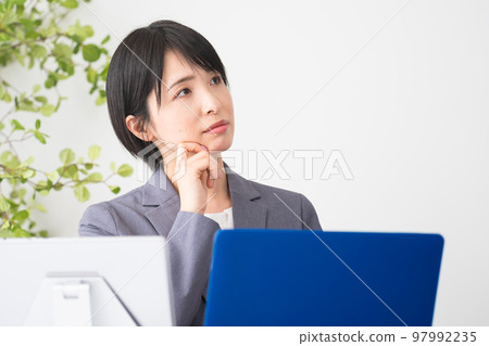 坐在輪椅上的女商人多元化社會的形象 坐在輪椅上的女商人多元化社會的形象 97992235