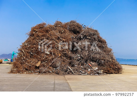 A pile of scrap iron piled up in a landfill 97992257