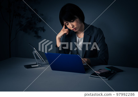 年輕女商人加班頭痛形象 年輕女商人加班頭痛形象 97992286