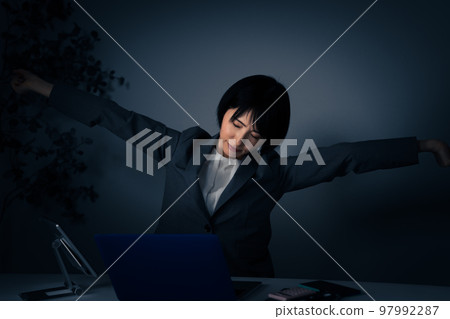 年輕的女商人在辦公室裡伸懶腰 年輕的女商人在辦公室裡伸懶腰 97992287