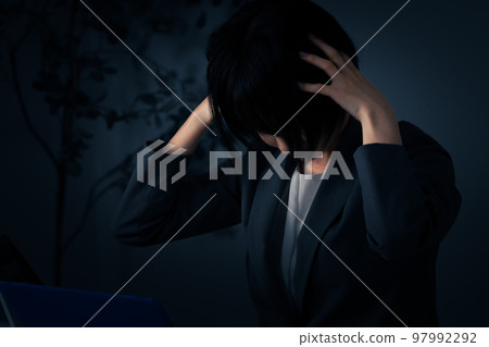 年輕女商人在辦公室裡抱著頭加班圖片 年輕女商人在辦公室裡抱著頭加班圖片 97992292