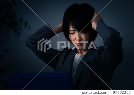 年輕女商人在辦公室裡抱著頭加班圖片 年輕女商人在辦公室裡抱著頭加班圖片 97992293