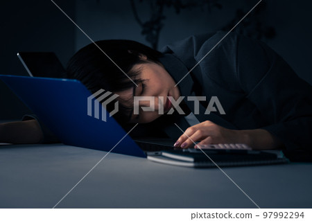 年輕女性在辦公室加班時睡著了圖片 年輕女性在辦公室加班時睡著了圖片 97992294