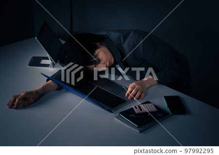 年輕女性在辦公室加班時睡著了圖片 年輕女性在辦公室加班時睡著了圖片 97992295
