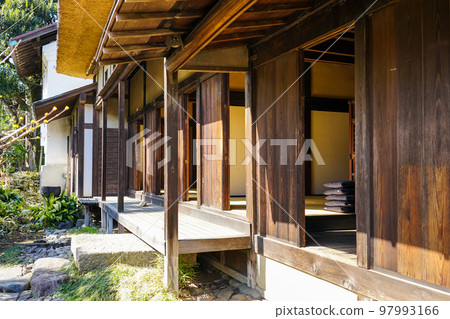 世田谷代官屋敷，一個陽光明媚的春天的門廊 97993166