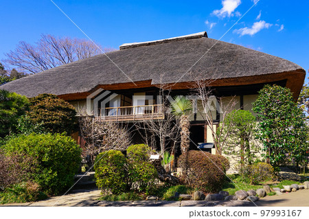 世田谷代官屋敷，一個陽光明媚的春天的門廊 97993167