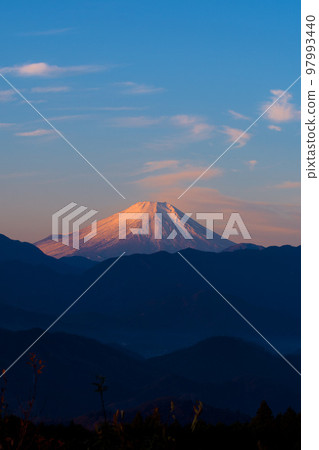從奧高尾看到日出時的富士山 97993440