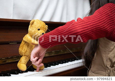毛絨熊教孩子彈鋼琴 97994821