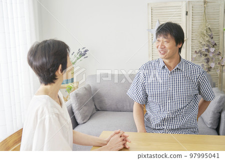 成熟的夫婦在家裡交談 97995041