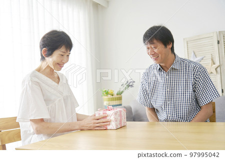 丈夫送禮物給他的妻子 97995042