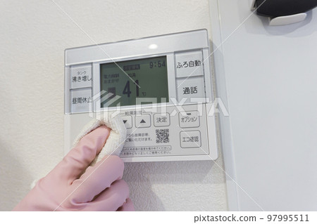 Cleaning the water heater switch 97995511