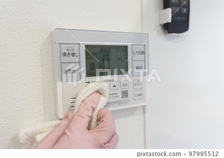 Cleaning the water heater switch 97995512