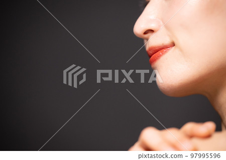 Close-up of the profile of a woman with a beautiful mouth 97995596