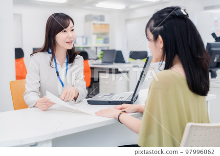 一個女人在櫃檯 97996062