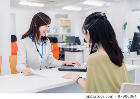 一個女人在櫃檯 97996064