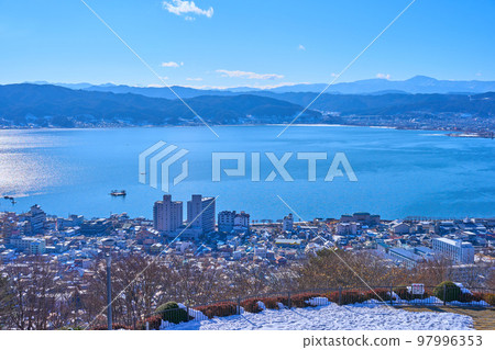 冬天的長野縣諏訪市 從立石公園向西眺望(諏訪湖、諏訪市、下諏訪町等) 冬天的長野縣諏訪市 從立石公園向西眺望(諏訪湖、諏訪市、下諏訪町等) 97996353
