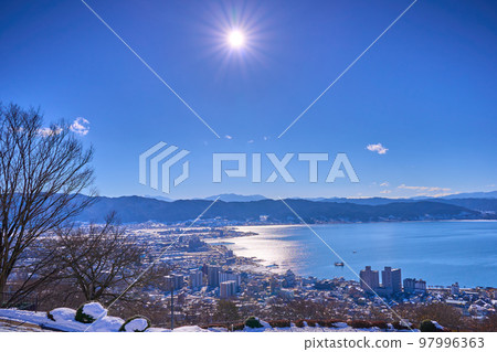 冬天的長野縣諏訪市 從立石公園向西眺望（諏訪湖、岡谷市、諏訪市等） 97996363