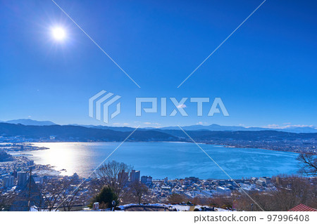 冬天的長野縣諏訪市 從立石公園向西眺望（諏訪湖、岡谷市、諏訪市、下諏訪町等） 97996408