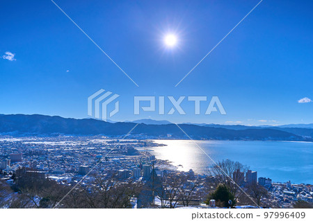 冬天的長野縣諏訪市立石公園西側的景色（岡谷市、諏訪市等） 97996409