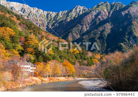 《長野縣》秋天的高地,紅葉的高峰 《長野縣》秋天的高地,紅葉的高峰 97996443