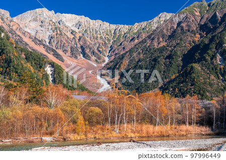 《Nagano Prefecture》 Autumn Kamikochi, the peak of autumn colors 97996449