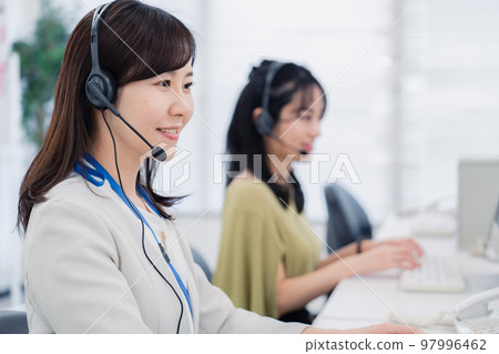 在呼叫中心為客戶服務的女士 在呼叫中心為客戶服務的女士 97996462
