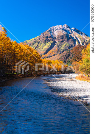 《長野縣》秋天的高地，紅葉的高峰 97996500