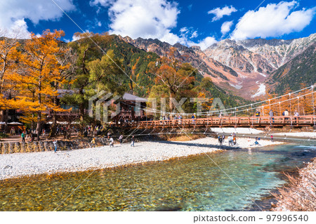 《長野縣》秋天的高地，紅葉的高峰 97996540
