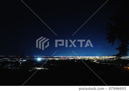 從瀧山/栃木縣宇都宮市眺望宇都宮的夜景 97996693