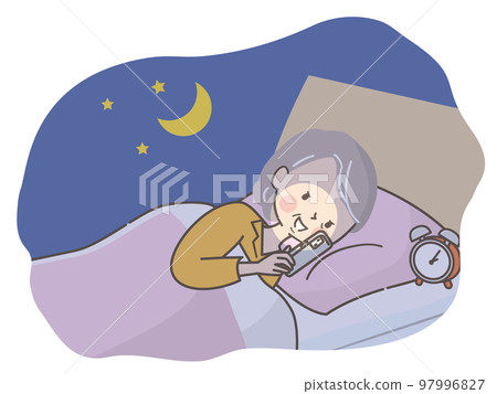 一名老年婦女晚上在床上看智能手機的插圖 一名老年婦女晚上在床上看智能手機的插圖 97996827