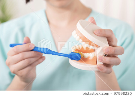 牙齒衛生學家，牙齒輪廓和牙刷的手 97998220