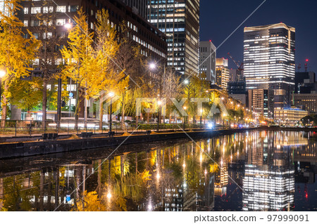 "Tokyo" Night view of Marunouchi business district / landscape reflected on the water surface "Tokyo" Night view of Marunouchi business district / landscape reflected on the water surface 97999091