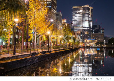 "Tokyo" Night view of Marunouchi business district / landscape reflected on the water surface "Tokyo" Night view of Marunouchi business district / landscape reflected on the water surface 97999092