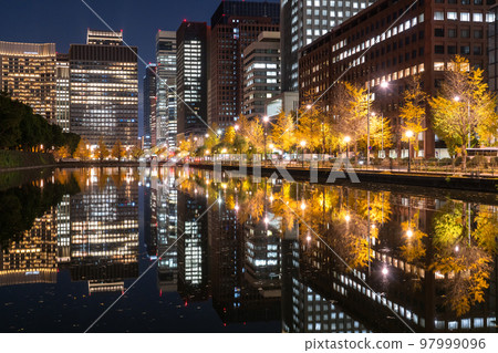 "Tokyo" Night view of Marunouchi business district / landscape reflected on the water surface "Tokyo" Night view of Marunouchi business district / landscape reflected on the water surface 97999096