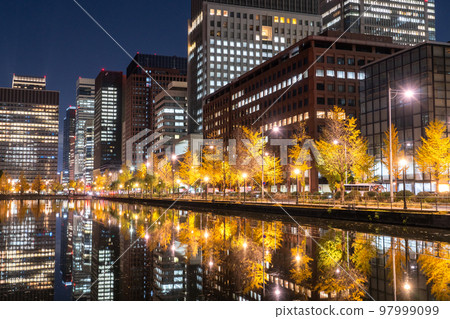 "Tokyo" Night view of Marunouchi business district / landscape reflected on the water surface 97999099