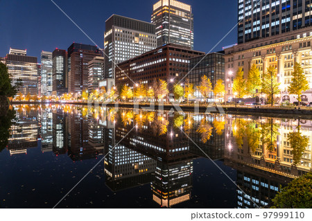 "Tokyo" Night view of Marunouchi business district / landscape reflected on the water surface 97999110