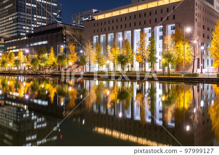“東京”丸之內商業區夜景/水面倒影的風景 97999127