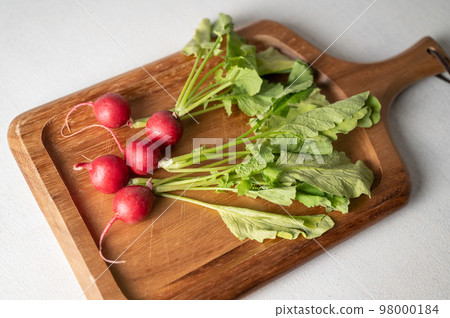 木切板上的未煮過的蘿蔔 木切板上的未煮過的蘿蔔 98000184